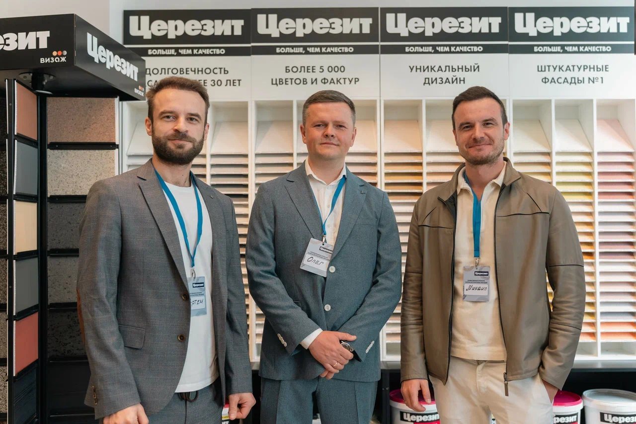 Продавцы-консультанты магазина-студии Ceresitshop у стенда с образцами Церезит